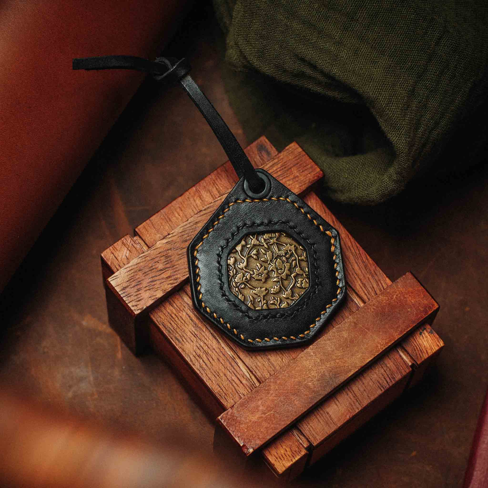 Peso Pocket v4 Plus - Octagonal challenge coin holder