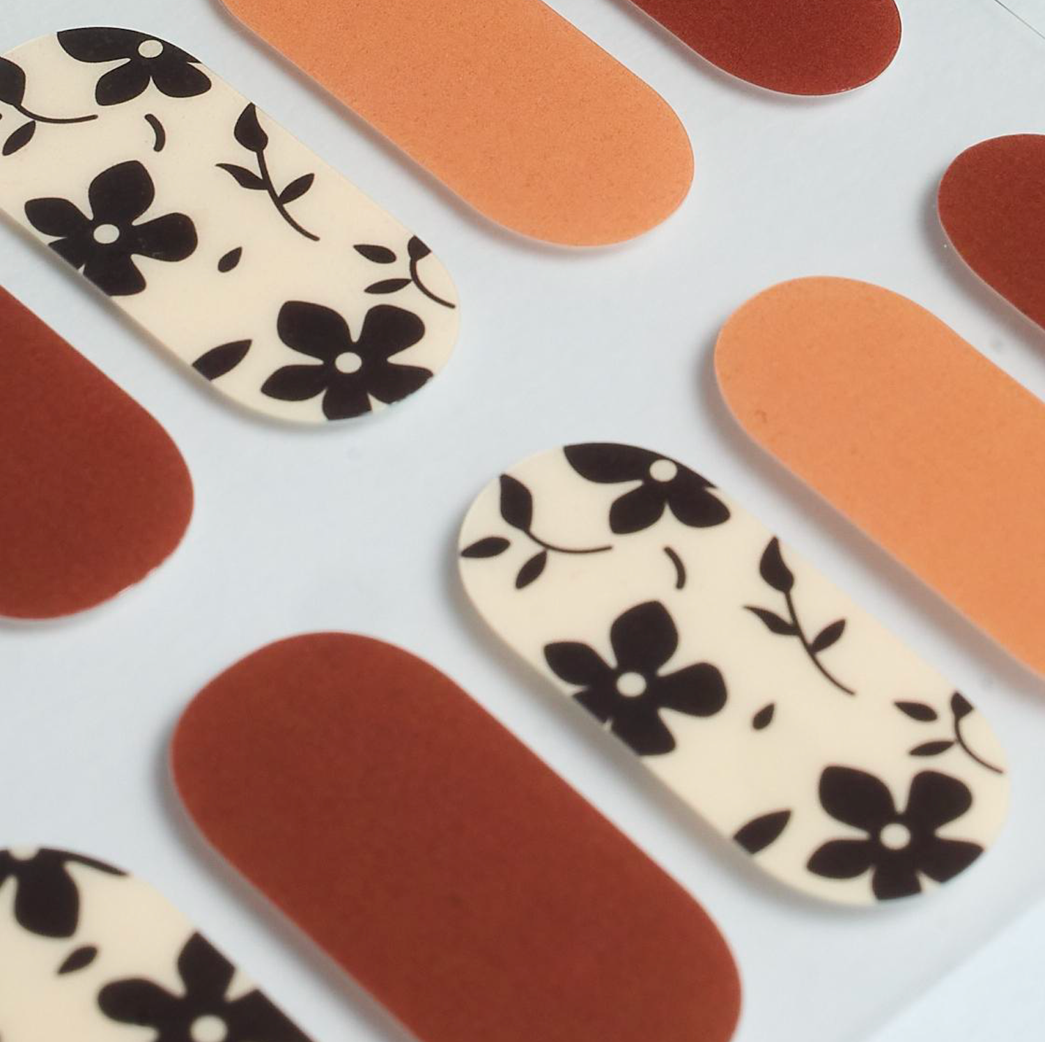 Daisy Black Gel Nails